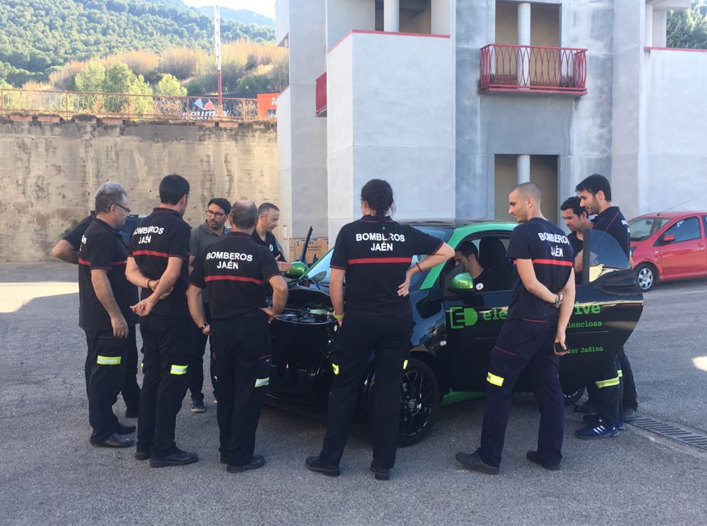 grupojadisa's tweet photo. Jornadas sobre intervención en vehículos con nuevas tecnologías para @bomberosjaen. Colaboramos con un #HyundaiIONIC y un #Smart Electric https://t.co/liRbNThAMC