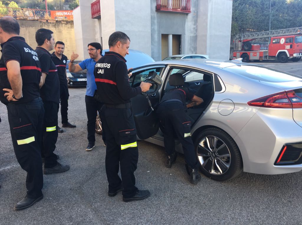 grupojadisa's tweet photo. Jornadas sobre intervención en vehículos con nuevas tecnologías para @bomberosjaen. Colaboramos con un #HyundaiIONIC y un #Smart Electric https://t.co/liRbNThAMC
