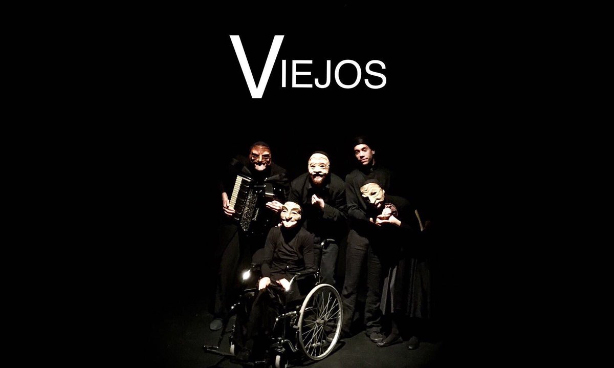 Gracias al <a href="/teatrobarrio/">Teatro del Barrio</a> y al público que escucha historias. Nuestros #Viejos hoy están en las calles, cuidadles. 
📸 <a href="/MarcosMontes9/">Marcos</a>
