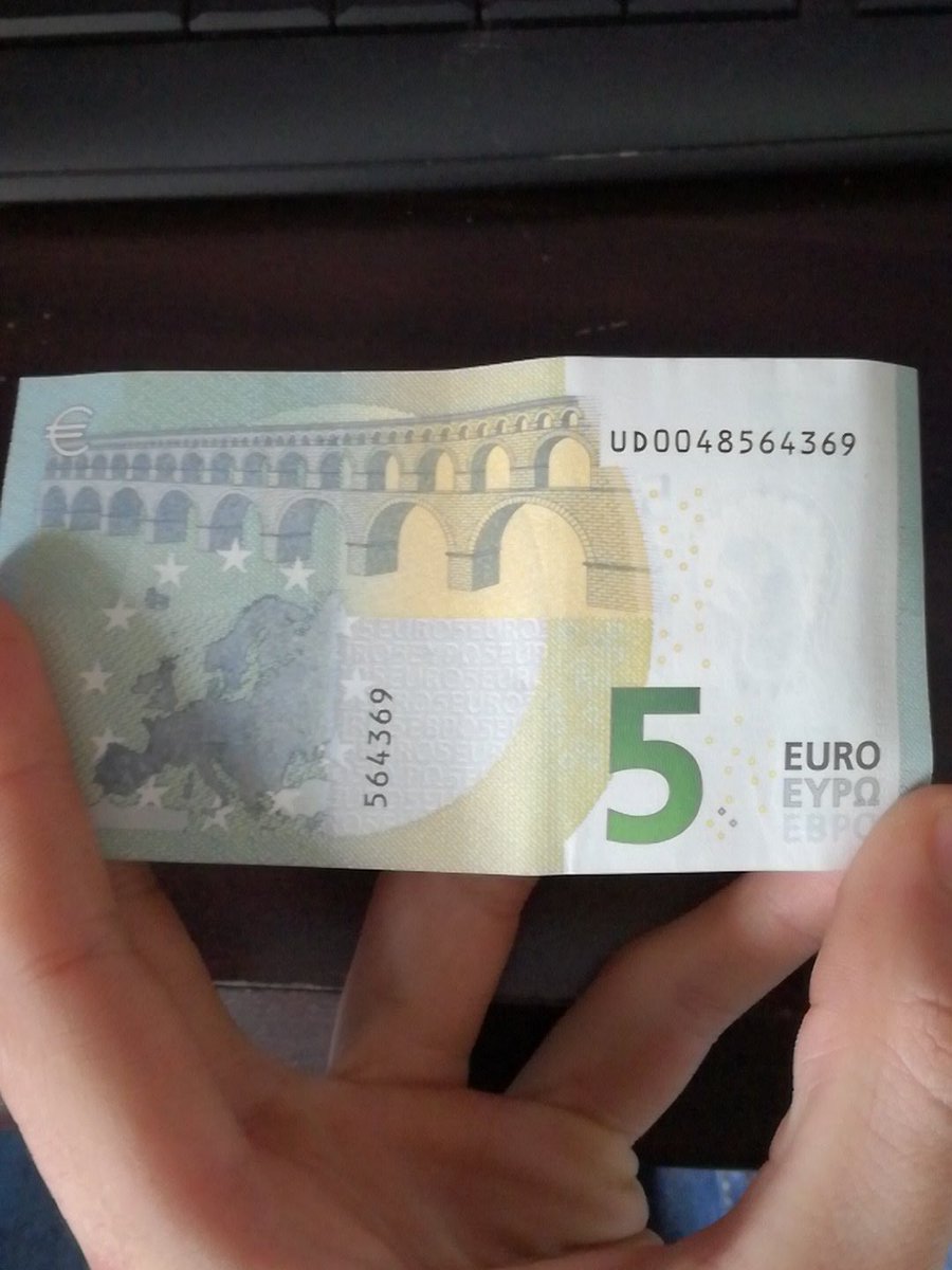 antiluciddamien's tweet image. Got tipped 5 Euros the other night, was awesome for myself as South African xD &quot;That&apos;s like 80 bucks&quot; lol
#laughs #RandomTips #SouthAfrica