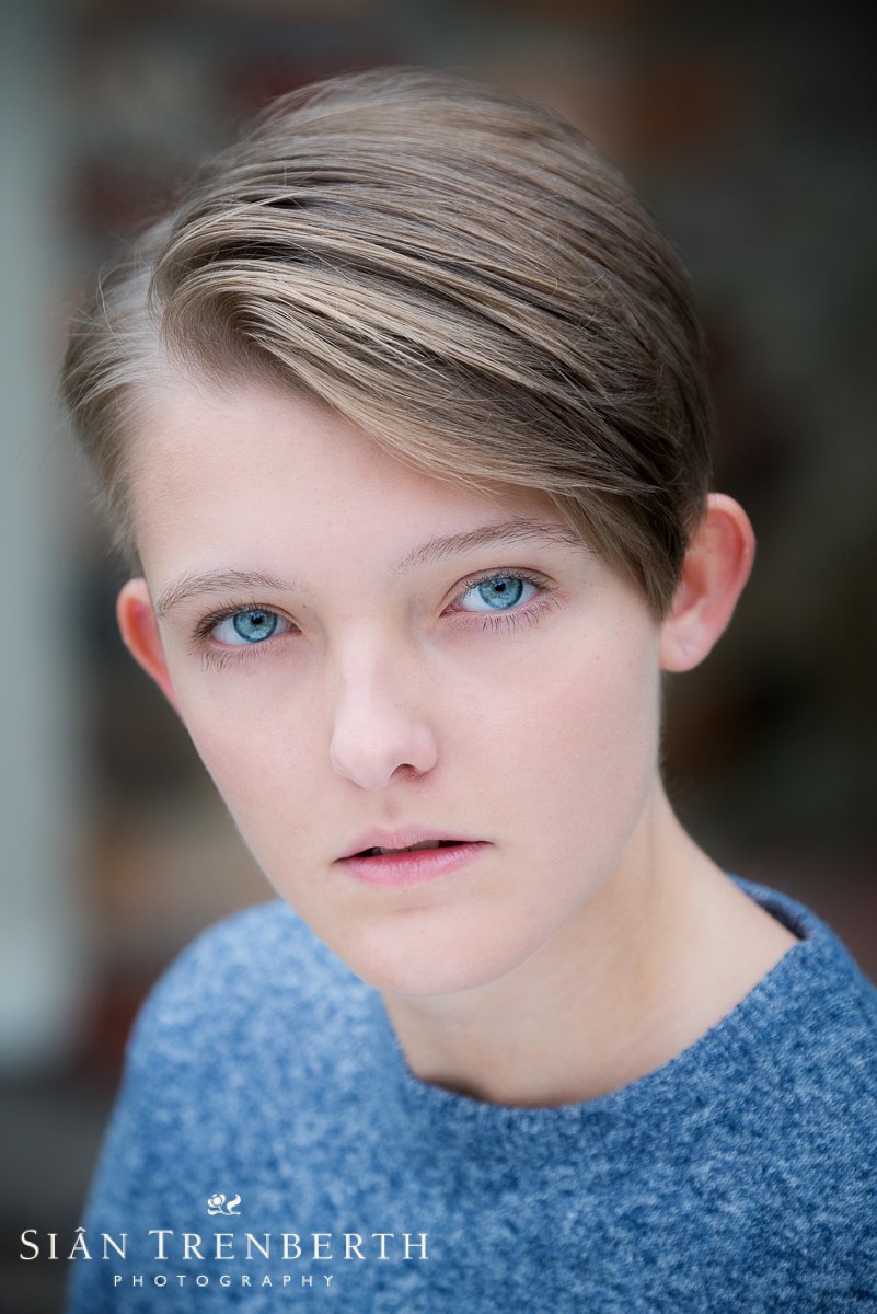 Actress headshot photo shoot with Royal Welsh College of Music and Drama first year student Meryn Davies sian-trenberth.com/headshots.html…