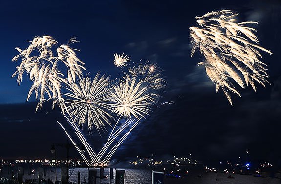 FairleadSailing's tweet photo. Happy #bonfirenight, here's the last #fireworks we enjoyed at #cowesweek2017 https://t.co/kcAW0YfBsF