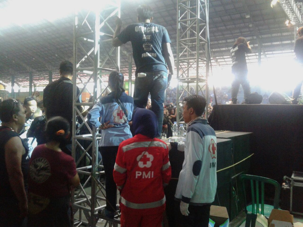 SragenPmi's tweet photo. Tim medis Konser SID di gor diponegoro Sragen. 8/10/17 https://t.co/dNH3WkOpzf