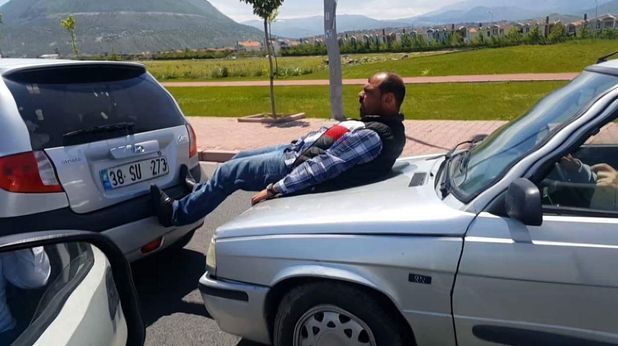 Çekme halatı yerine bacaklarını kullandı, etraftakilere de "Önüne bak oğlum” diye çıkıştı buff.ly/2wGSKhP