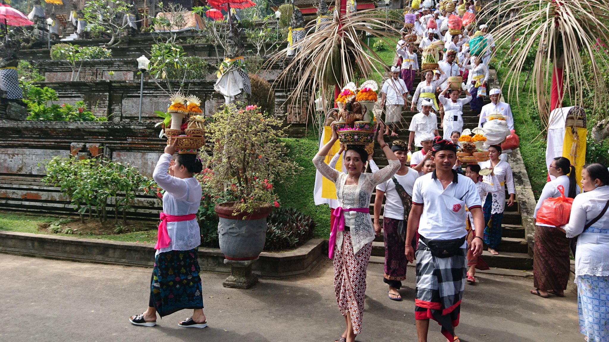 幣束 バリ島のヒンドゥー寺院の祭のオダランで供物を持つ女性達と阿蘇御田祭の宇奈利と同じような持ち方 両方とも頭の上に神様への供物を乗せて両手で支えて運ぶ 往古 我が国もバリもこうやって水瓶や盥なんかを頭に乗せて運んでたのだろうか T Co