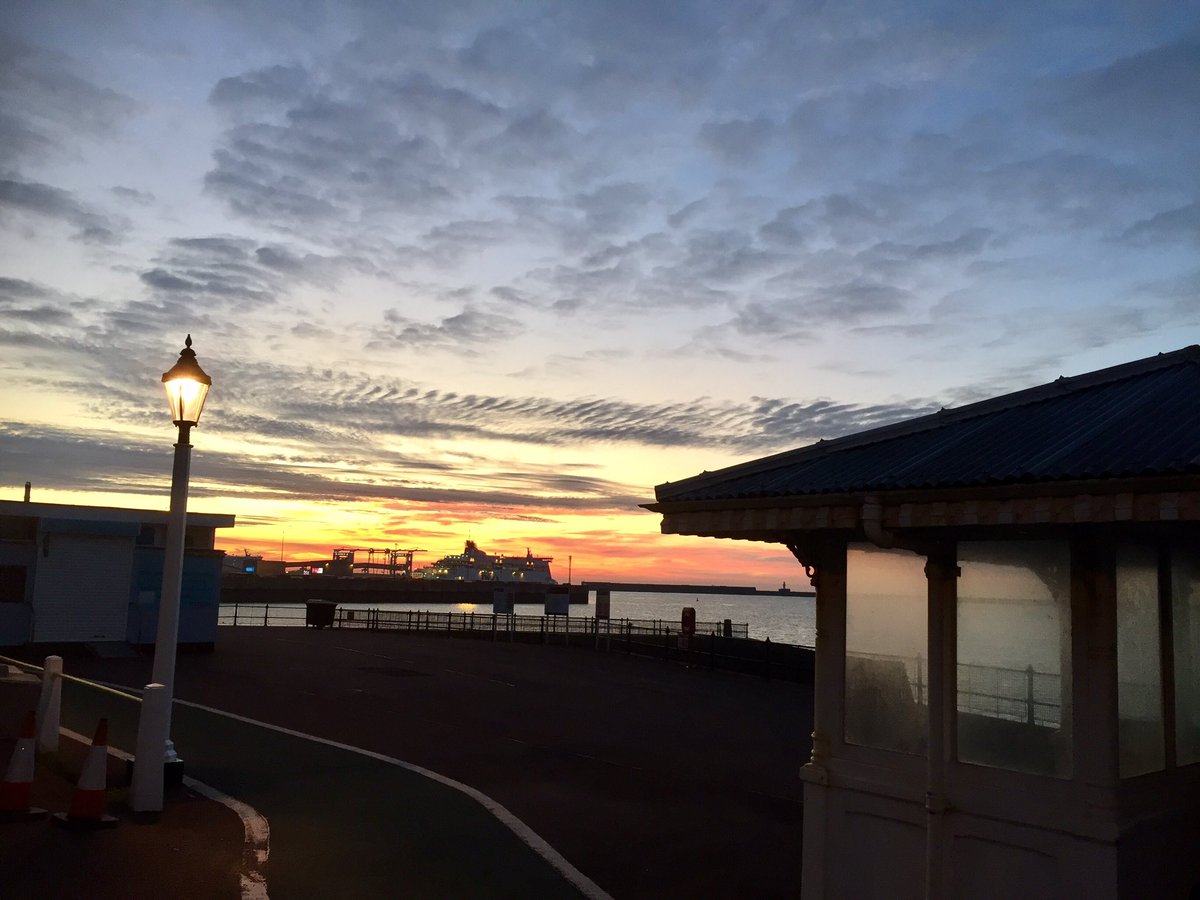 MrsHCooke's tweet photo. Another beautiful morning @tt_marinecourt on #doverseafront
#whitecliffsofdover @SteveAdamsTT @StaplesClaire #betterthanyouviewfromtheoffice https://t.co/3H0QJHVsPh