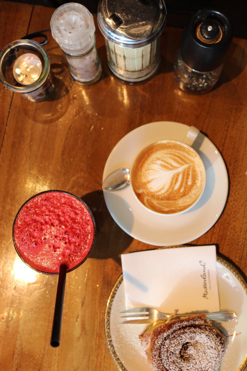 MA_Lovefoodish's tweet image. Mondaycoffe #boostyourday with a #beetrootsmoothie @MUTTERLAND @hamburgfood
