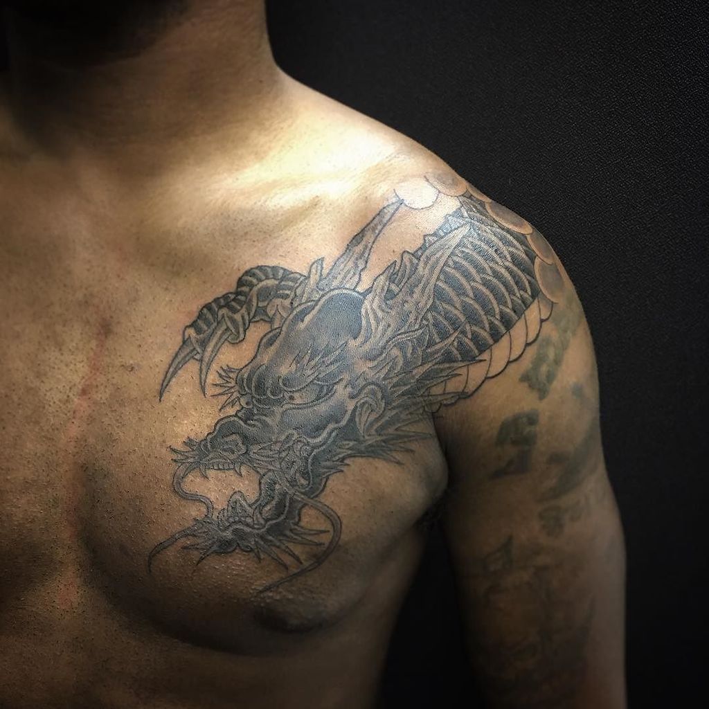 胸に龍 海外からのお客様です。 10月9日 本日も営業中。和彫りからワンポイント、トライバル、B\u0026Gまでオールジャンル対応。#FOXGATETATTOO  #新宿 #タトゥー #刺青 #当日施術OK #Tattoo #ink #… https://t.co/twMs5aaiL4, image size:1024x1024