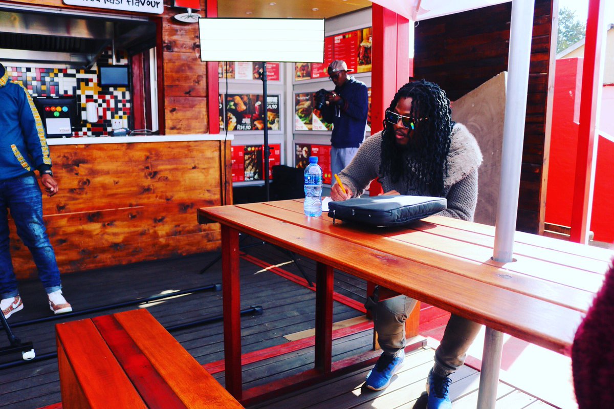 thusga's tweet photo. #umbambekahlemusicvideo https://t.co/se6D10pf28