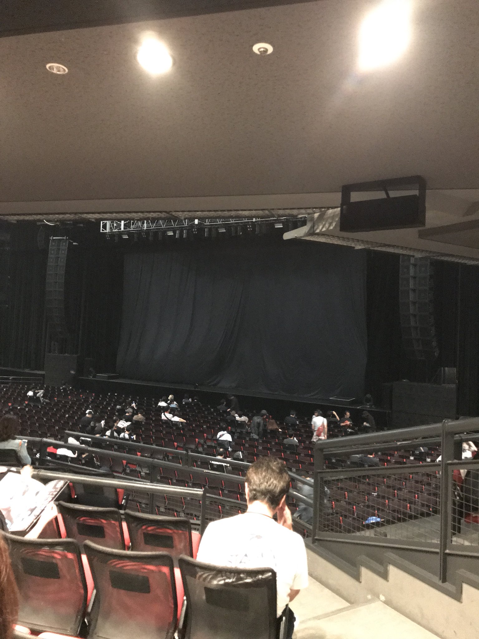 Uz 1 28東京aldious 東京ドームシティホール に初めて来たけど キャパ3 000で全ての座席がステージから30m以内ということで割と見やすいかな けどその中でも第1バルコニーの最後列だから 1番遠いってことか まぁしょうがない Nightranger T