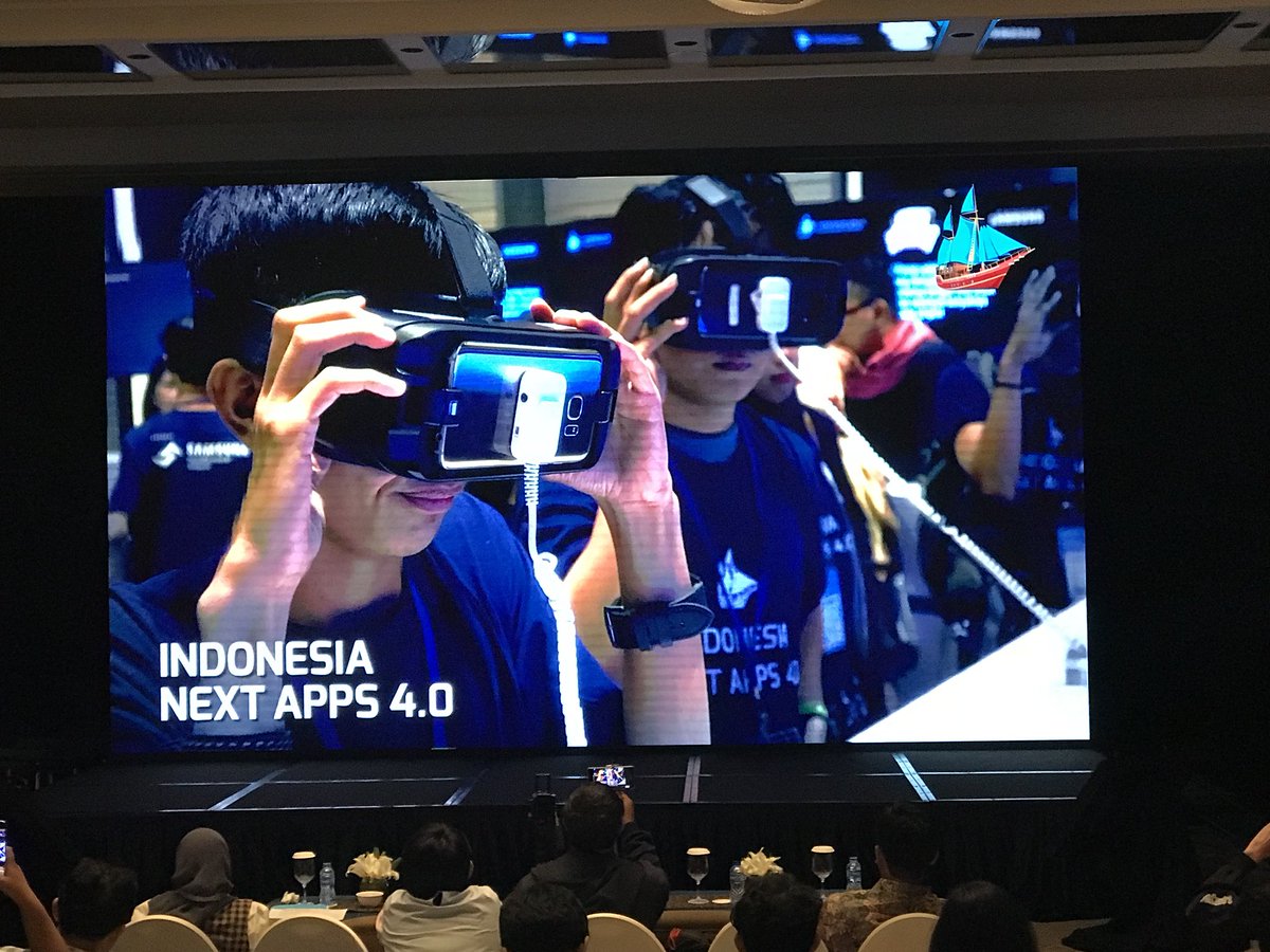 dailysocial's tweet photo. Waktu yang dinantikan sudah tiba, pemutaran video INA 4.0 Journey, dokumentasi saat penjurian dan  pembacaan Pemenang Indonesia Next Apps 4.0. Siapakah yang menjadi pemenang di tahun ini? #SamsungINA4.0 #Samsung #INA4.0 https://t.co/nkeLud8w5g