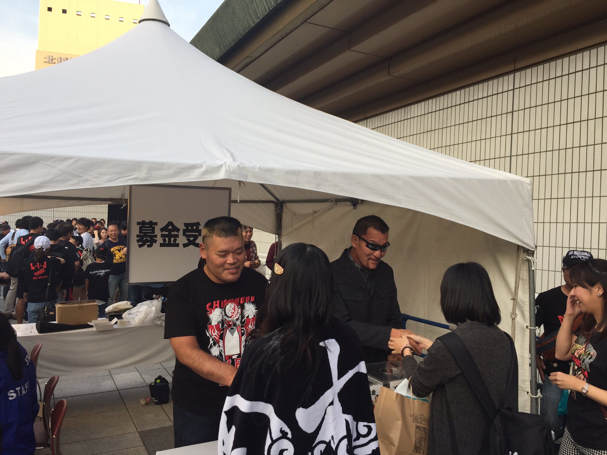 توییتر 公式 蝶野正洋マネージメント در توییتر ただいま10 9両国大会にて 高山善廣選手およびメキシコ大地震 被災者への募金箱を設置されています 蝶野選手 天山選手がチャリティ握手会を開催中です Takayamania メキシコ地震 T Co Sny3g23hod