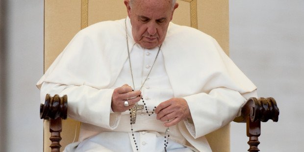 AleteiaFR's tweet photo. Le pape François sur le Rosaire : « Être chrétien, c’est être marial » https://t.co/bBisPrR7qi https://t.co/oTyYg0YLh0
