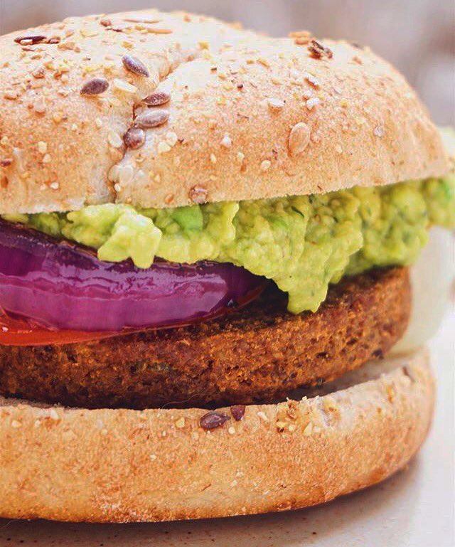 "Petit burger du dimanche. Avec les steaks bio de chez <a href="/amyskitchenfr/">Amy's Kitchen France</a> revenus au grill." 📷: @littlelucieinparis #amysenfrance