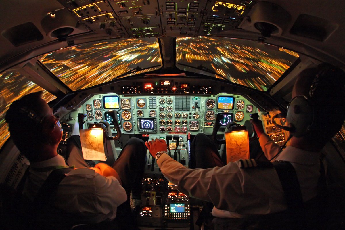 Sprint_Air's tweet photo. Night landing, StarWars style ;-)
Photo: Maciej Wolański https://t.co/G0TznC10kO