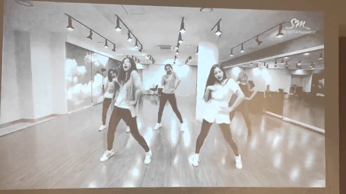 wenderland__'s tweet photo. มีอีกกี่แดนซ์ของ red velvet ที่พี่ SM เขาเก็บไว้ ปล่อยมาค่าาาาา https://t.co/mBBdaTaoYf