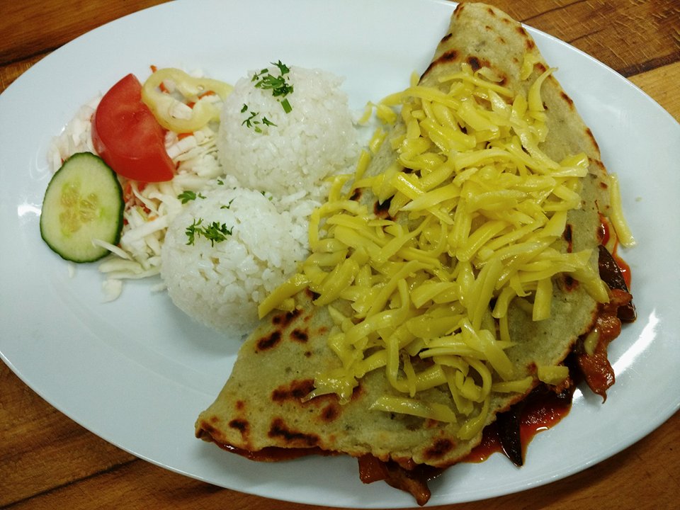ugaborikov's tweet photo. Liptovská plnená placka, dusená ryža
#ugaborikov #foodlover #foodstagram #detva #slovakia #food #restaurant https://t.co/yOzuQ8Yz4h