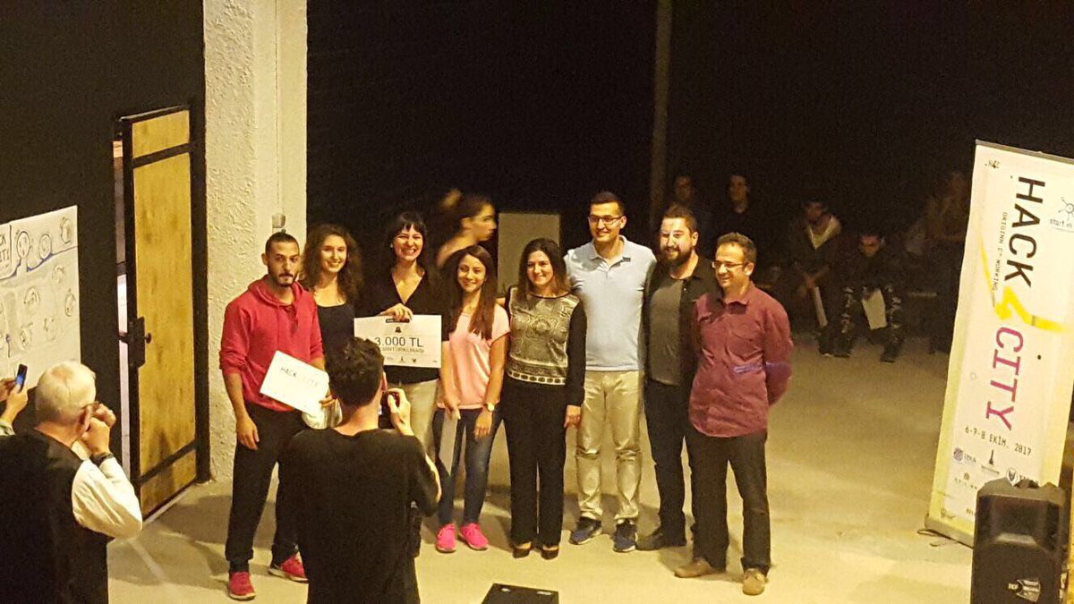 onurbeyoglu's tweet photo. @YasarUniv Endüstri müh. bölümü mezunu olup, #hack4city de 2. lik ödülünü kazanmak çok iyiydi✌🏻. @BttoYasarUni @startinizmir https://t.co/40BvTPeUV4