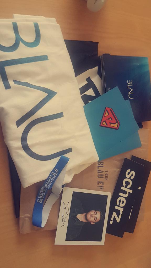 CelineTakeover's tweet photo. Endlich mein Bundle ist angekommen 😍💙
#Blauep
@TZON57 https://t.co/6Bc6Fm7vD9