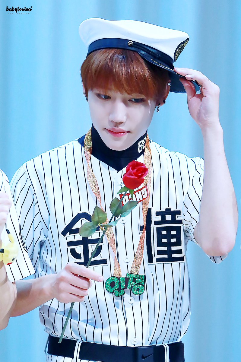 970303net_'s tweet photo. 담다디..담다디.. 담.. 
이장준 세계최고 잘생겼ㅈㅕ.. 인정? 어인정 ... 😭😭😭😭💝

#골든차일드 #장준 #이장준 #GOLDENCHILD #JANGJUN https://t.co/pMPCi1nbOQ
