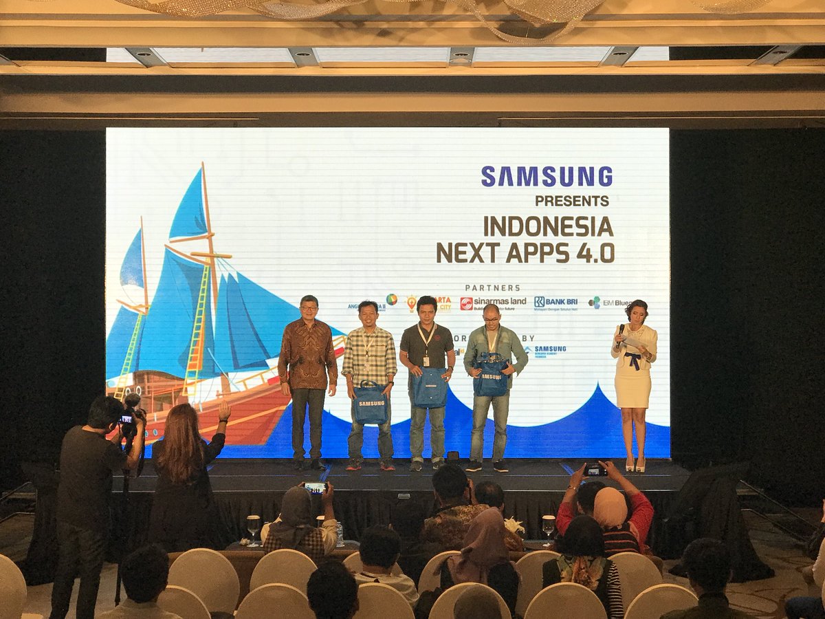 dailysocial's tweet photo. Pembacaan beberapa media yang mendapatkan award di event Indonesia Next Apps 4.0 sedang dibacakan. Selamat kepada media yang berhasil meraih Award pada tahun ini! #SamsungINA4.0 #Samsung #INA4.0 https://t.co/FI9cHUtaQh