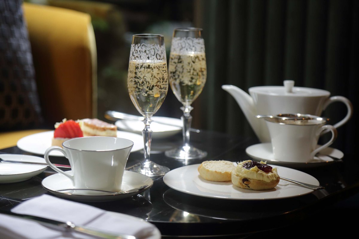 You can now enjoy unlimited prosecco 🍾 with our quintessentially British Classic Afternoon Tea 🍰 Find out more: athenaeumhotel.com/restaurant-off…