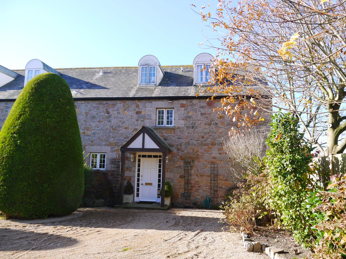 Le_Gallais's tweet photo. TO LET: 4 Bedrooms, 2 Bathrooms, 1 Reception, 6 Parking, St Martin. RENT: £3,000.00pcm. Call: 766689/ Visit: https://t.co/ZrzHikMmlf https://t.co/xDxmPRNAdG