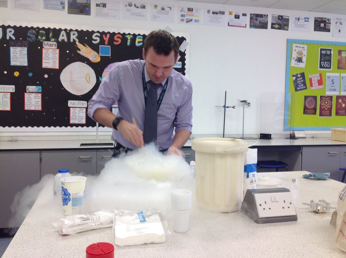 MCS_science's tweet photo. #coollesson #coolteacher #passingalevels #halfabagofsugar https://t.co/yXdsB9WJ0R
