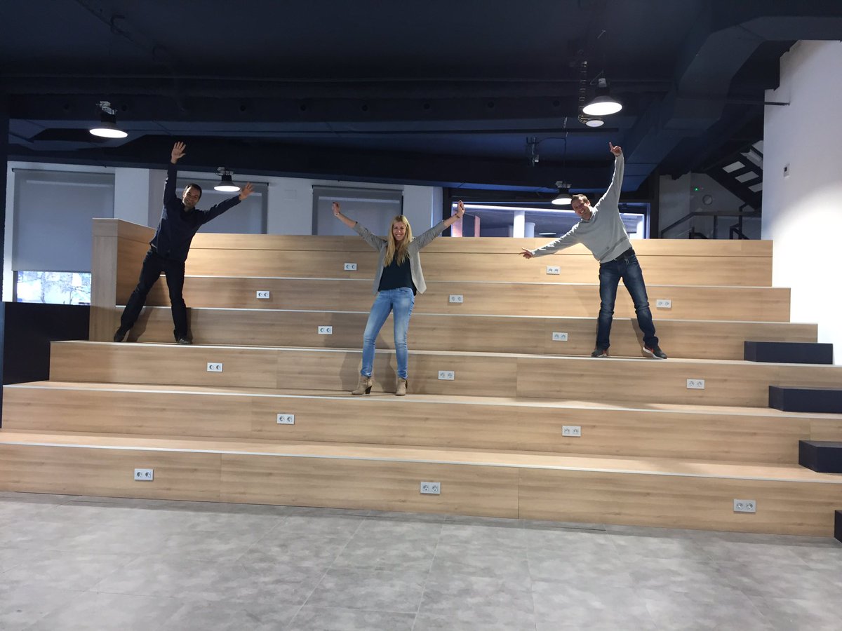 celiaselmes's tweet photo. Las gradas de nuestro @sngular Hub ya están al 100% 👏👏 #besngular #sngularmove #venaconocernos https://t.co/g2s8LJfIsW