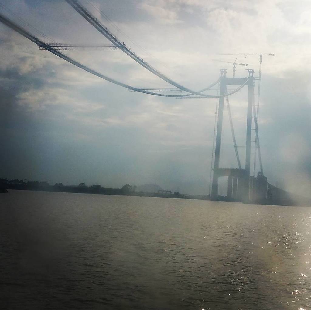 sourcespin's tweet photo. Love seeing bridges under construction. #bigasssuspensionbridges #art #structuralsteel #design #engineering https://t.co/b4lKla1bqb https://t.co/uNk3VNdATh
