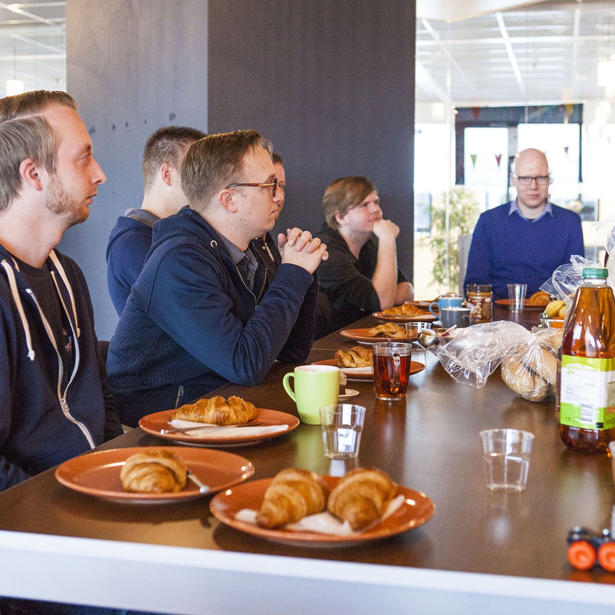 De nieuwe werkplek inwijden met een gezamenlijk ontbijt! #welkominAlmelo #bolletje