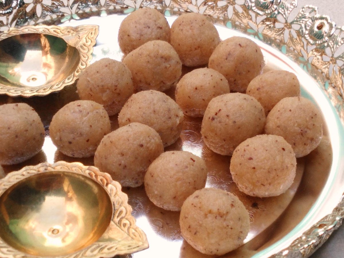 BhojanaRecipes's tweet photo. Narkel Naru / Coconut and Milk Ladoo
#DiwaliSpecial #sweets #easycooking #bengalisweet #DeliciousFest2017 #yummy
https://t.co/xPOrB95GlZ https://t.co/wltKT4wvfe