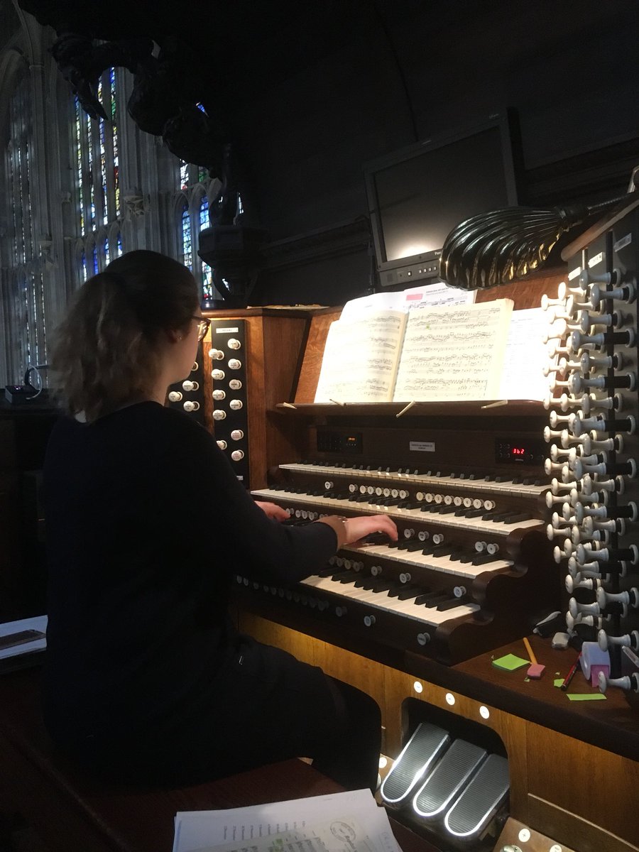 First ever female #OrganScholar at @Kings_College Ellie Carter practicing for choral evensong tonight! @KingsMusicList