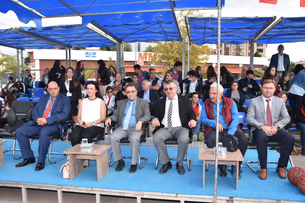 EdremitBelediye's tweet photo. Avrupa Yerel Demokrasi Haftası etkinlikleri kapsamında düzenlenen "Liselerarası Streetball Turnuvası" Şehit Hamdibey Meydanı'nda başladı. https://t.co/f73nZVf1W1