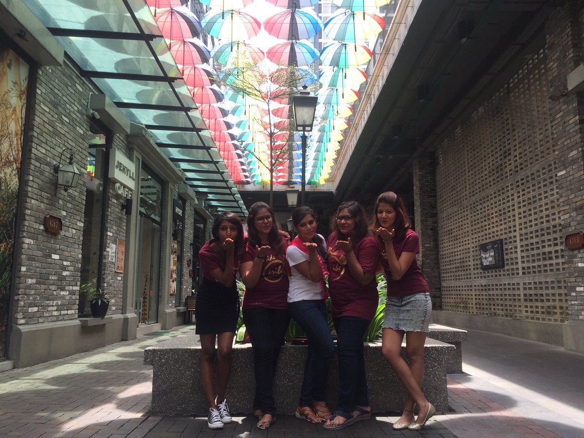 Yogambigai's tweet photo. #ddBacheloretteNight #utarsquad #goodfriends #funcrazy f #twodays 😘😘💛💚❤️💙🌸🌼🌺🌹#bridetobe & #bridetribe !! https://t.co/U63l2YWoD7