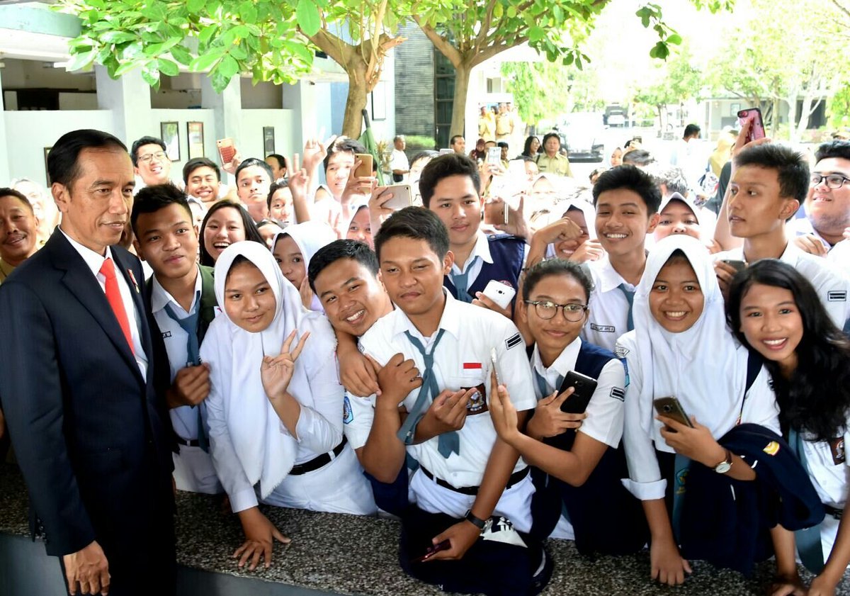 setkabgoid's tweet photo. Di Semarang, Presiden @jokowi Serahkan 1.000 PKH dan 1.500 KIP https://t.co/5yZ1n5703a https://t.co/Vafl2pXpVZ