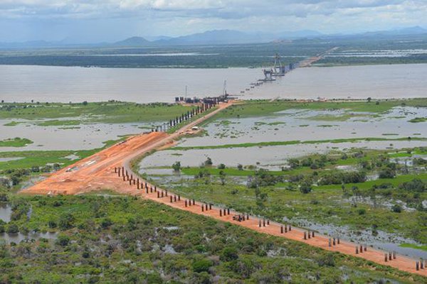 Watcher_Ven's tweet photo. Chávez prometió el 3er Puente sobre el Orinoco para 2011. Inversión 2.500 Millones USD $. / Obra paralizada / Guiso Rojo y Odebrechet https://t.co/PWYjHENIGk