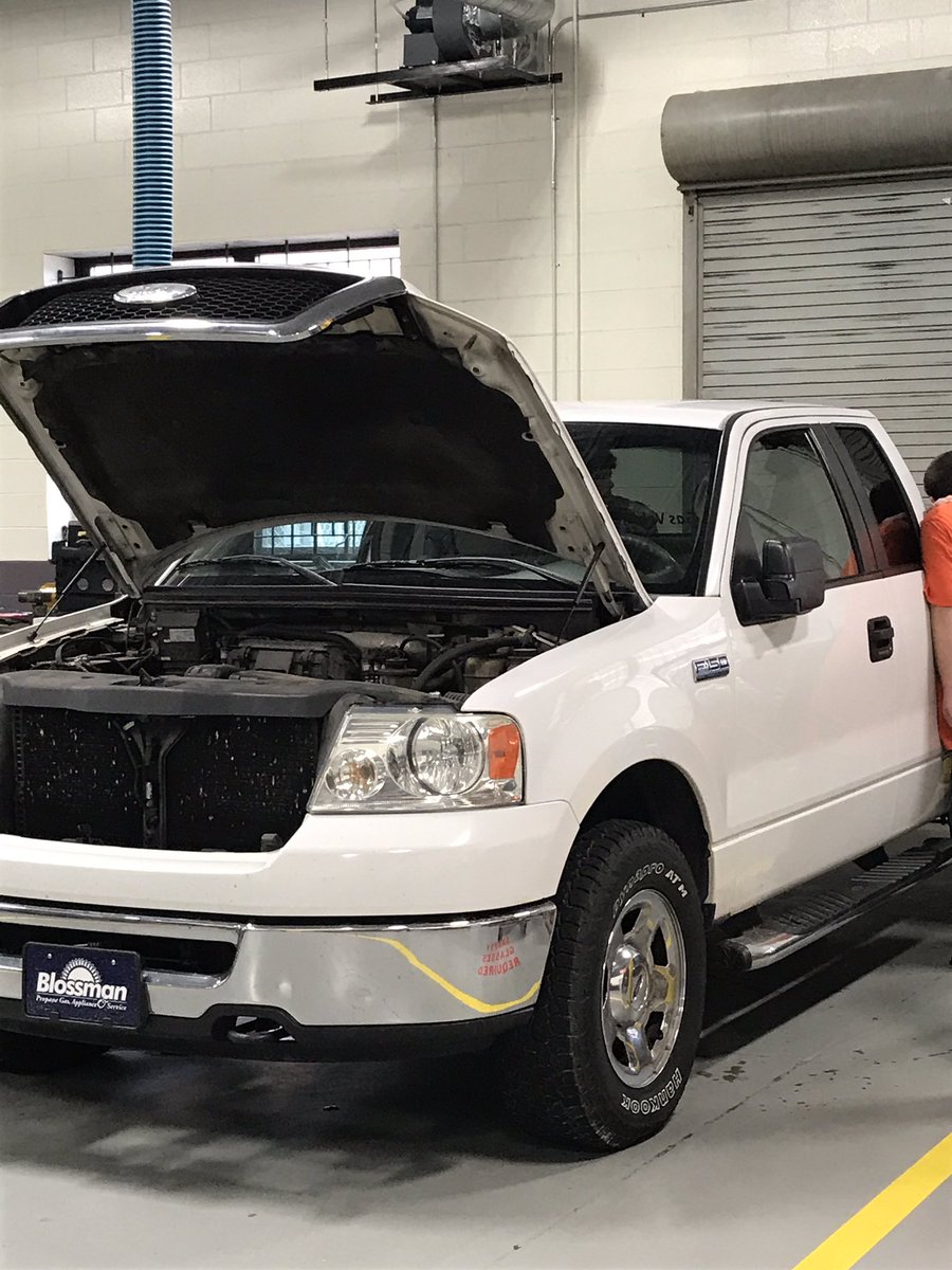 EmilyJMcCollin's tweet photo. Introducing high school juniors to the world of #alternativefuels #howwechangetheworld #lpg #autogas @AllianceAutoGas https://t.co/C30HwlzjDW
