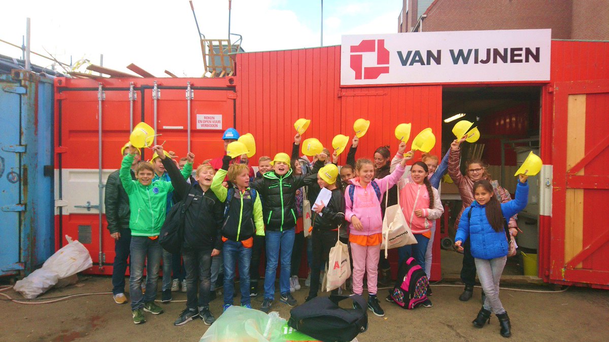 WendyBaars's tweet photo. Big smile bij stoere jongens en meiden op bouwplaats bij Dag vd Westlandse Techniek @SOBWestland @VanWijnenGroep #dvdwt #sGravenzande https://t.co/DmrRKb0Jpn