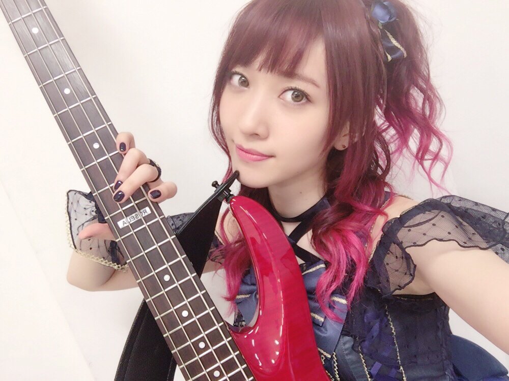 遠藤ゆりか 髪型 リサの盛りポニーテールは写真でもわかるように作ってもらうのが難しくて 今までサイドに盛ってもらってたけれど 今回の新衣装は可愛い成分が強いこともあって高めポニーテールに メイクさん試行錯誤の結果 まさにリアルリサな