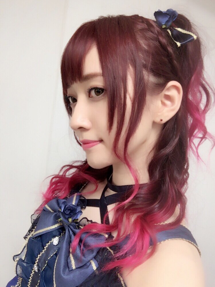 遠藤ゆりか 髪型 リサの盛りポニーテールは写真でもわかるように作ってもらうのが難しくて 今までサイドに盛ってもらってたけれど 今回の新衣装は可愛い成分が強いこともあって高めポニーテールに メイクさん試行錯誤の結果 まさにリアルリサな 遠藤ゆりか 髪型 リサの盛りポニーテールは写真でもわかるように作ってもらうのが難しくて 今までサイドに盛ってもらってたけれど 今回の新衣装は可愛い成分が強いこともあって高めポニーテールに メイクさん試行錯誤の結果 まさにリアルリサな