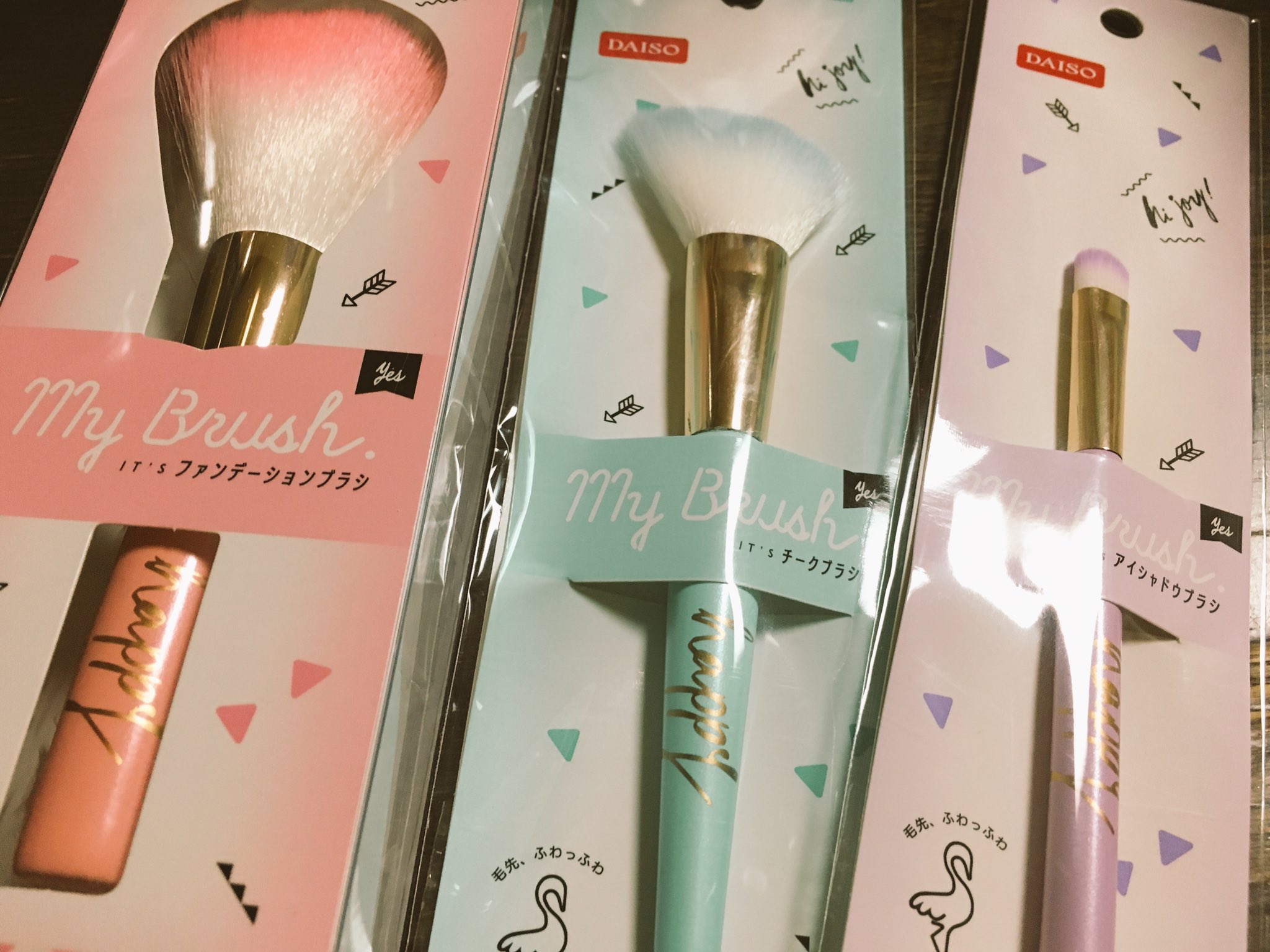 オイリーあやか No Twitter Daiso と フリュー がコラボした メイクブラシ購入できました 可愛い 早く使いたい Girlstrend研究所 ファンデーションブラシ チークブラシ アイシャドウブラシ T Co Thtwoiz3sv Twitter