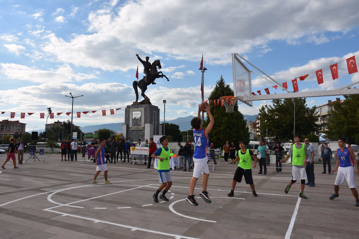 EdremitBelediye's tweet photo. Avrupa Yerel Demokrasi Haftası etkinlikleri kapsamında düzenlenen "Liselerarası Streetball Turnuvası" Şehit Hamdibey Meydanı'nda başladı. https://t.co/f73nZVf1W1