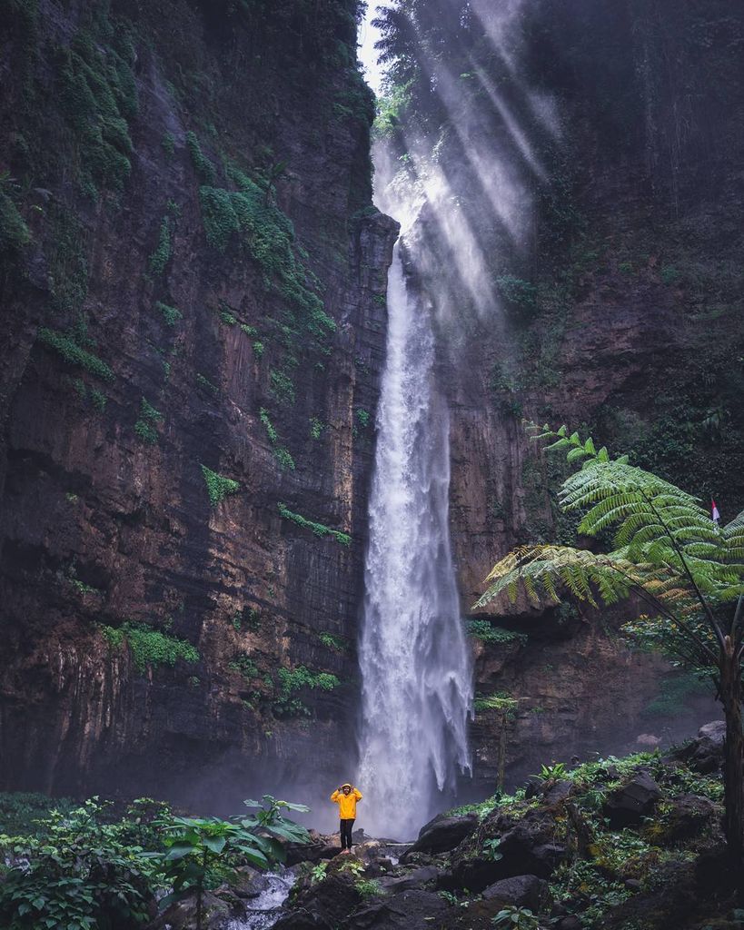 Menyingkap pesona Lumajang lewat Air Terjun Kapas Biru💦💦 #kitaina
📍 Air Terjun Kapas Biru, Lumajang
📷 by @buang.waktu (on IG)