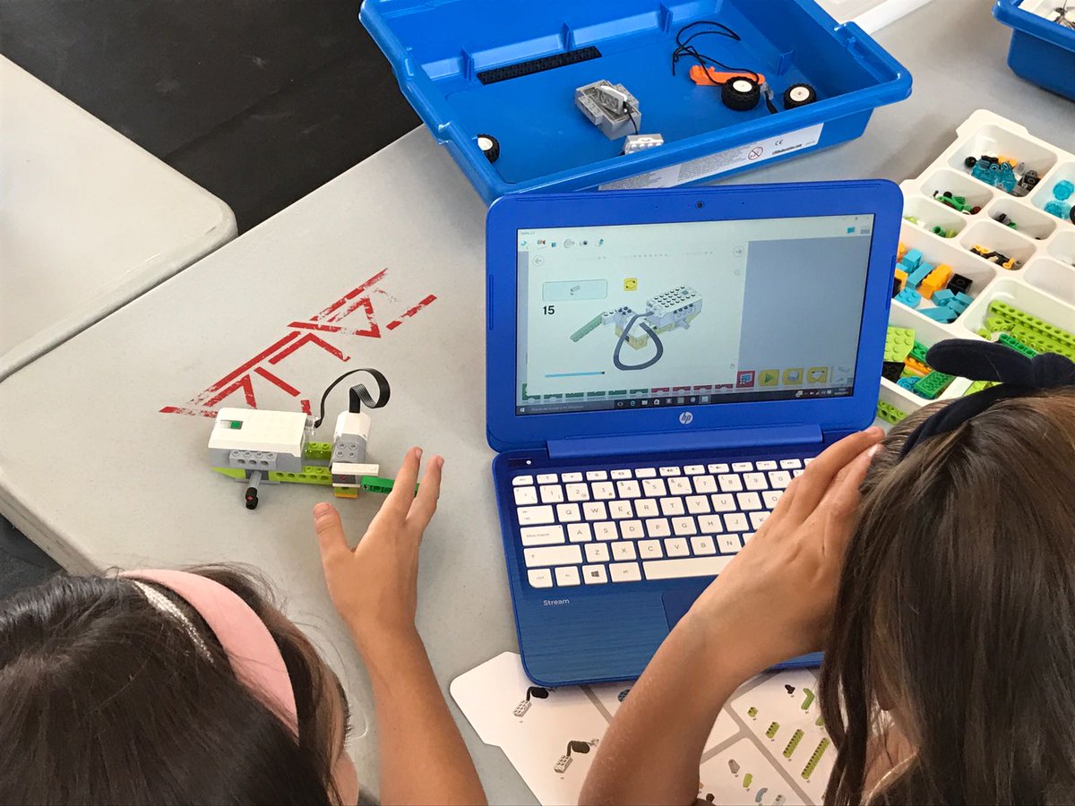 RobotixCS's tweet photo. ¿Disfrutando del puente? Si es así, ¡divertíos! :D Y si estáis trabajando, ¡ánimo! #HackathonCS2017 #RobotixCastellón #robóticaeducativa https://t.co/4EWWWStSwF