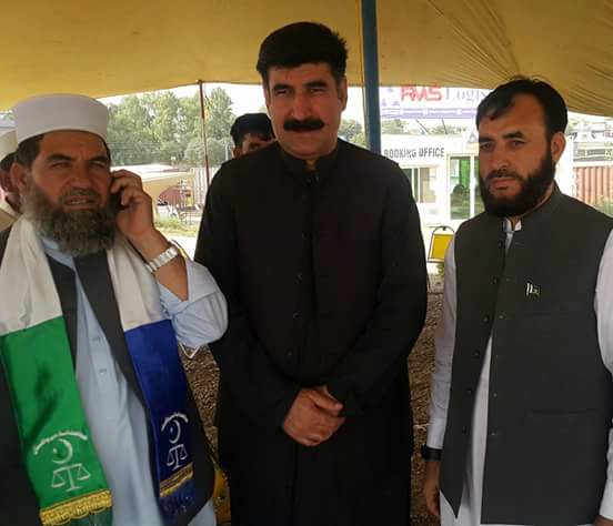 BilotiBashir's tweet photo. #FataDharna  
امیر جماعت اسلامی فاٹا سردرخان پی پی پی اخونزادہ چٹان ایف سی آر کے خلاف جماعت اسلامی  کیمپ کا دورہ کیا https://t.co/GsFxFDudms