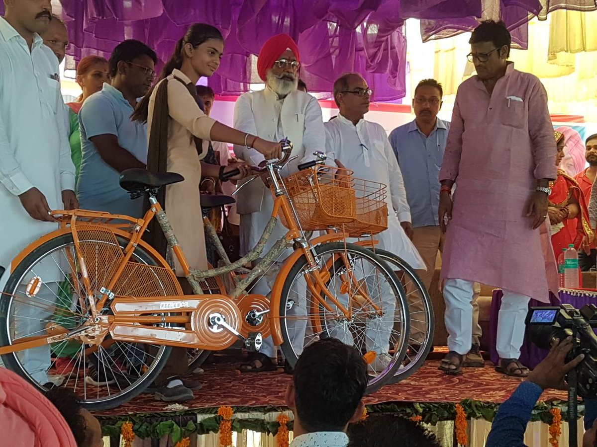 SPSTTBJP's tweet photo. सभी स्कूलों में विधायक कोटे से खेल सामग्री वितरण की गई ! इस दौरान मंत्री श्री राजेंद्र राठौड़ जी व गजेंद्र सिंह खींवसर जी मौजूद रहे ! https://t.co/hD5bpo2Ffl