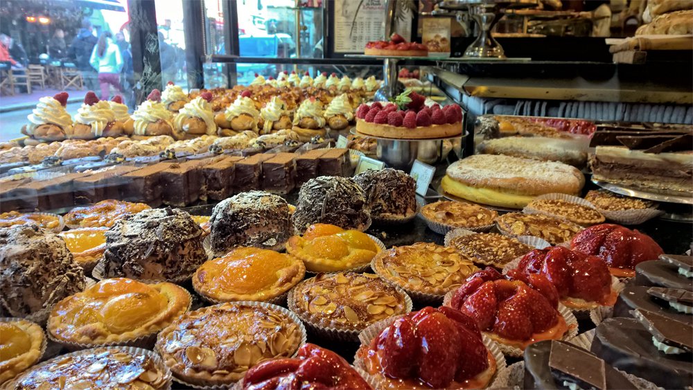 lifefrance's tweet image. A little bit of #mondaymotivation from France 😉🍰❤️