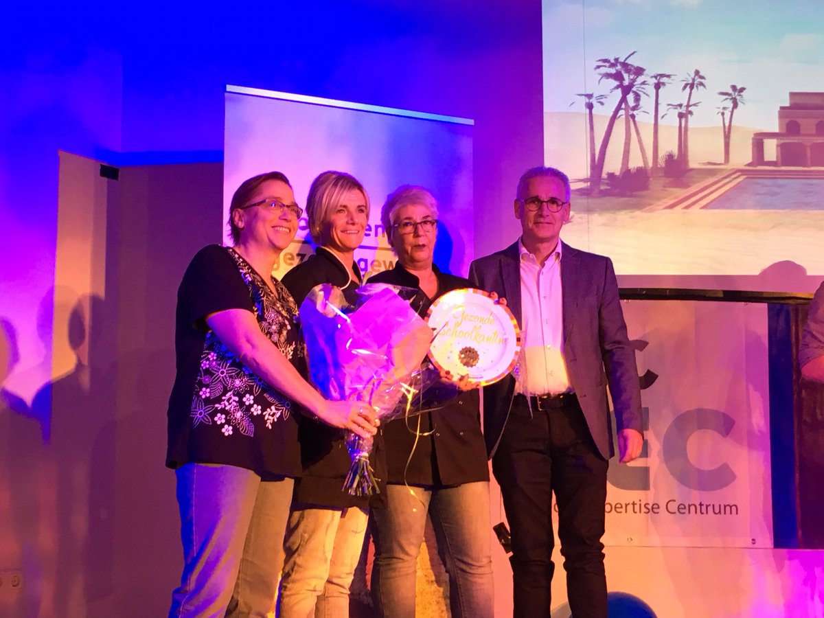 De kantinedames van <a href="/hethooghuis/">Het Hooghuis</a> locatie Zuid ontvangen de zilveren kantineschaal! Uitgereikt door <a href="/keesvangeffen/">Kees van Geffen</a>! #JOGGweek