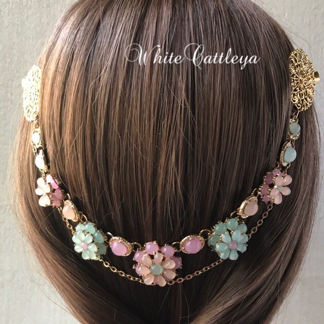 WhiteCattleya1's tweet photo. ご好評につき
再販いたしました

甘いミルキーなフラワービジューをつかい
バックカチューシャをつくりました。

#秋
#冬
#クリスマス
#ハロウィン
#バックカチューシャ
#パーティー
#WhiteCattleya
#結婚式 https://t.co/EDT70WEu3l